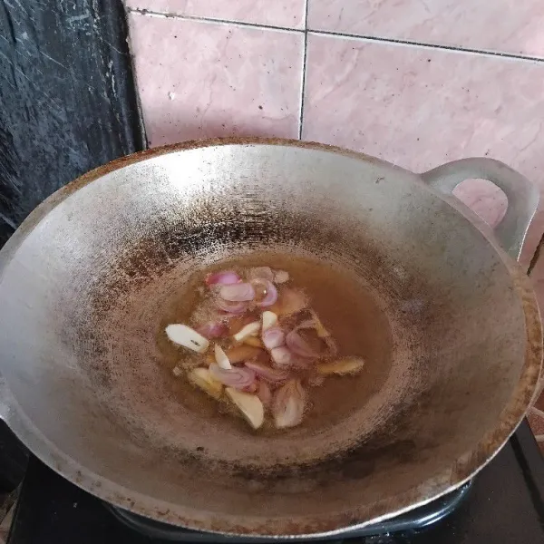 Panaskan minyak lalu tumis bawang sampai harum