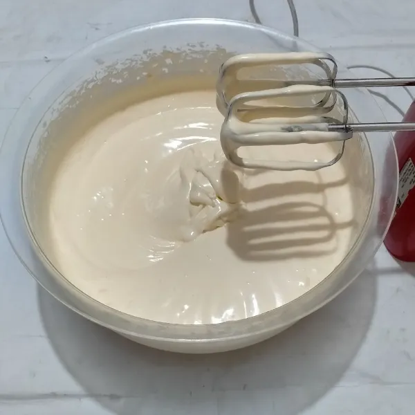 Kocok telur,gula pasir dan emulsifier hingga putih,kental dan berjejak menggunakan mixer dengan kecepatan tinggi