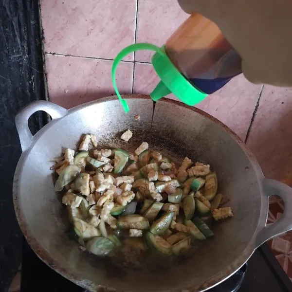 Setelah itu tambahkan kecap manis lalu haduk kembali