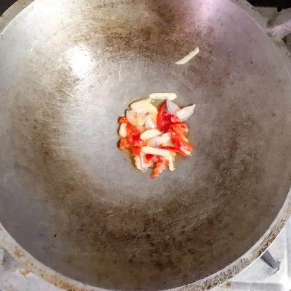 Siapkan wajan. Tumis bawang merah, bawang putih, cabe rawit dan lombok merah hingga harum dan kecoklatan