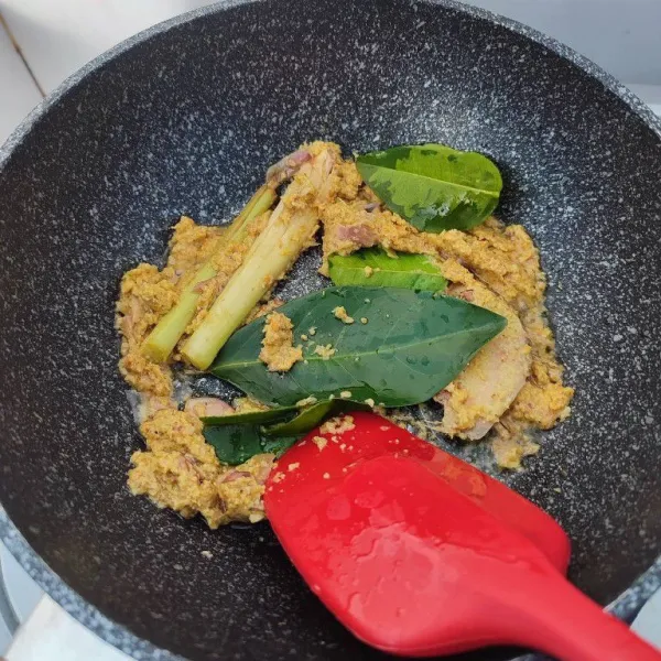 Kemudian tumis dengan serai, lengkuas, daun salam dan daun jeruk purut hingga bumbu matang.