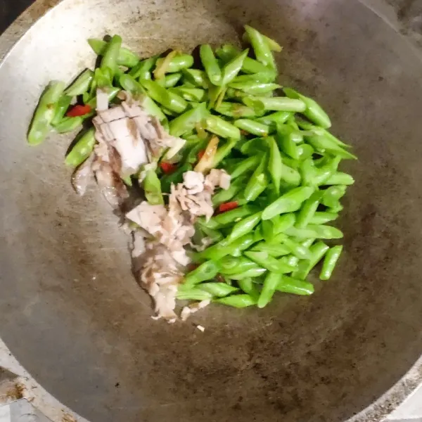 Masukkan daging cincang dan buncis. Aduk sebentar