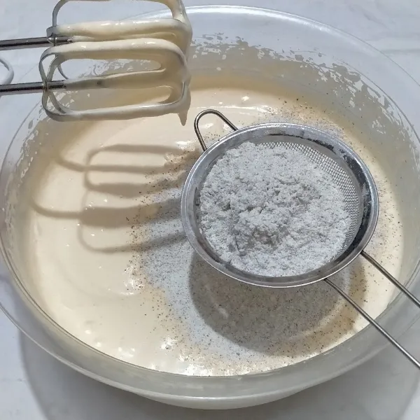 Masukan tepung terigu, susu bubuk dan kopi instan sambil diayak dan bertahap ke dalam adonan.Kocok sebentar menggunakan mixer dengan kecepatan paling rendah