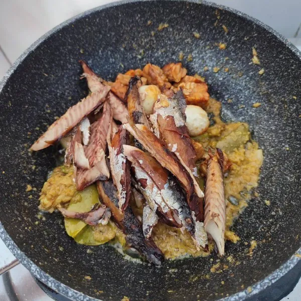 Masukkan ikan pindang goreng, telur puyuh goreng dan tempe goreng, aduk rata.