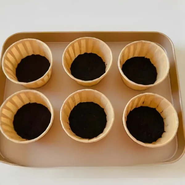 Masukkan campuran tersebut ke dalam cup kertas, tekan hingga padat, lalu simpan dalam kulkas