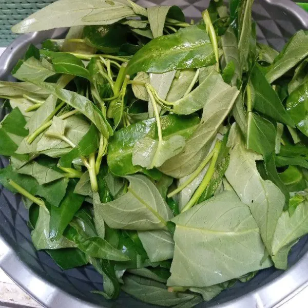 Siangi kangkung kemudian bilas sampai bersih.