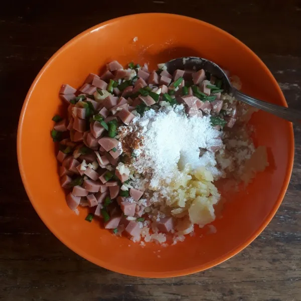 Campurkan kentang, sosis, kucai, bawang putih, kaldu, garam, merica, penyedap, cabe dan tepung beras, aduk rata.