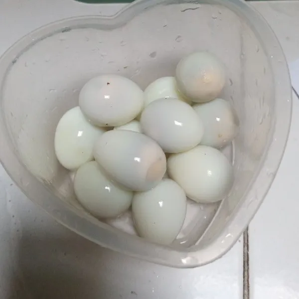 Rebus telur puyuh kemudian kupas sampai bersih.