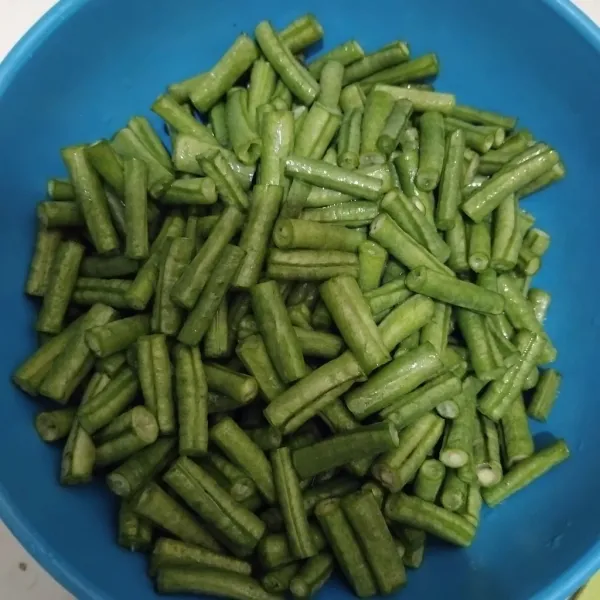 Potong pendek kacangnya dan cuci bersih.