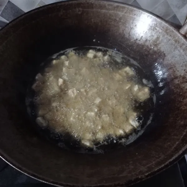 Potong kotak tempe, goreng sampai kering, tiriskan