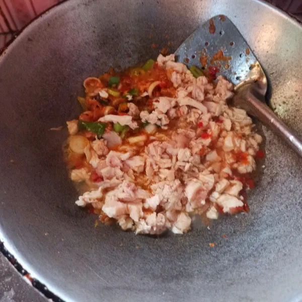 Setelah bumbu matang masukkan ayam dan daun bawang aduk rata dan masak sesaat.