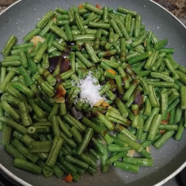 Beri saos tiram, gula dan garam. Tambahkan juga dengan air. Masak pakai api yang besar.
