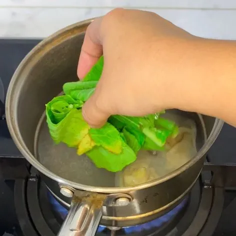 Masukkan sawi, masak hingga semua matang