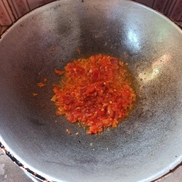 Tumis bumbu halus sampai harum dan matang.
