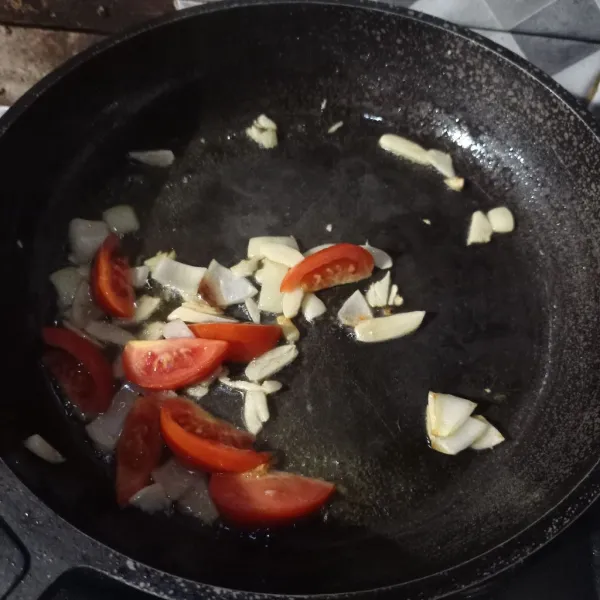 Tumis bawang merah, bawang putih dan tomat sampai layu