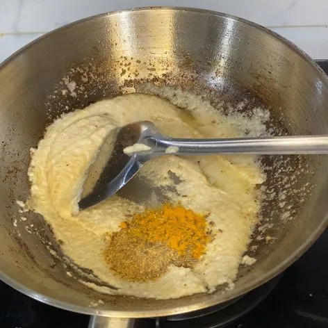 Tumis bumbu halus hingga wangi dan bau langu hilang