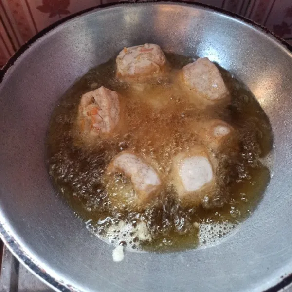 Celupkan kedalam adonan tepung dan goreng hingga matang.