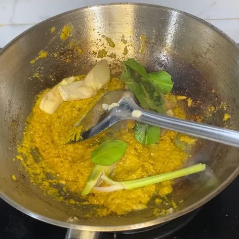 Masukkan jahe, serai, daun salam, daun jeruk dan lengkuas