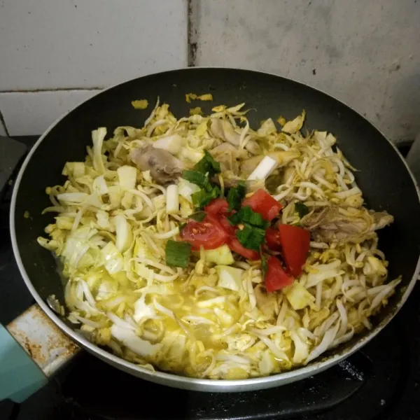 Tambahkan potongan tomat dan daun bawang. Aduk rata sebentar lalu angkat dan sajikan.