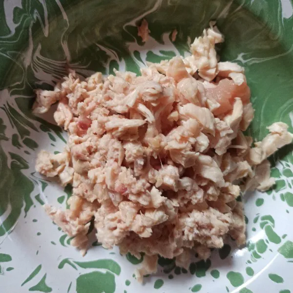 Rebus ayam hingga matang, angkat kemudian suwir dan cincang.