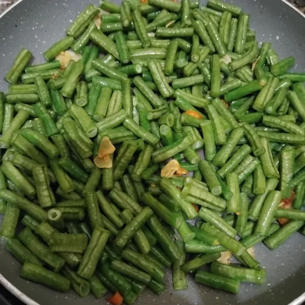 Masukkan kacangnya.