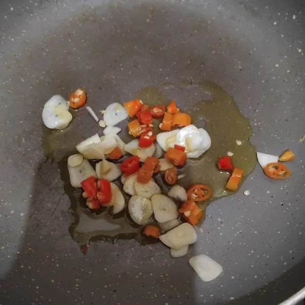 Tumis bawang dan cabe hingga harum.