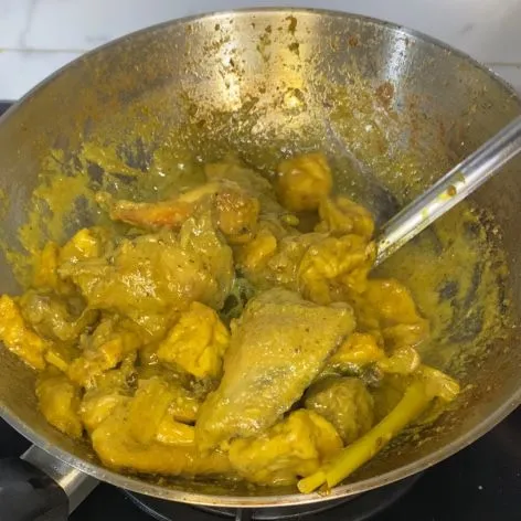 Masak sampai menyusut dan santan mengental. Lalu siap disajikan