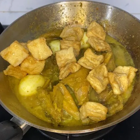 Masukkan tahu dan telur