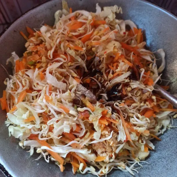 Masukkan sayuran, lalu bumbui dengan garam, gula, saus tiram, kaldu bubuk dan lada bubuk aduk rata.