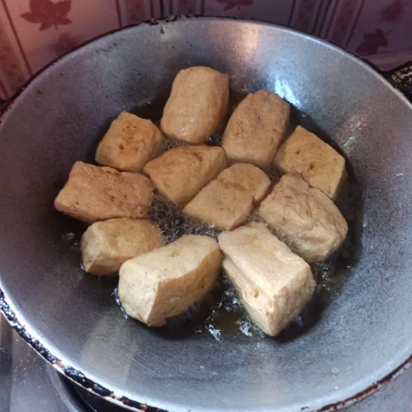 Rendam tahu dengan air garam, setelah itu angkat dan sisihkan terlebih dahulu.