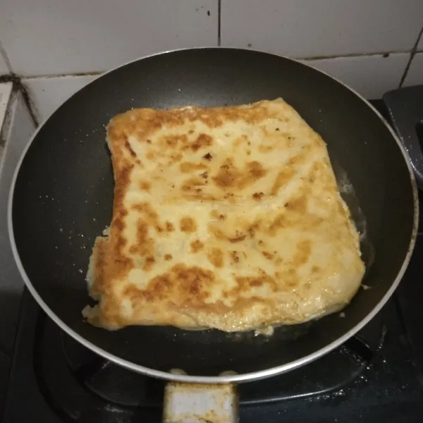 Masak hingga kecoklatan dikedua sisi. Angkat lalu potong dan sajikan.