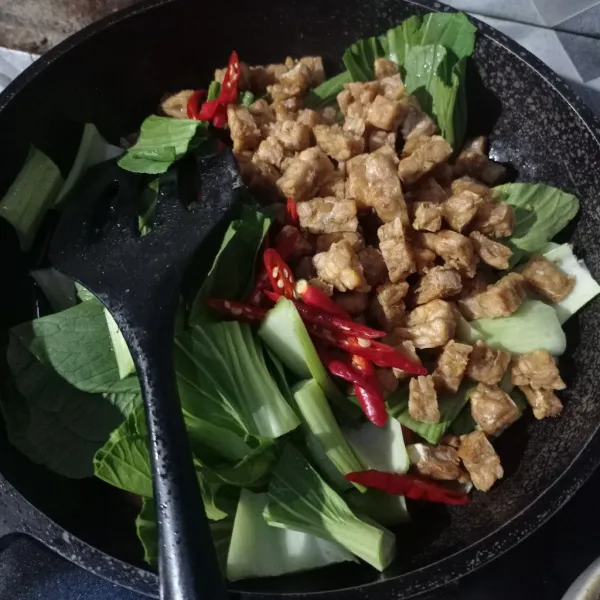 Masukan tempe, pakcoy, dan cabe merah aduk rata
