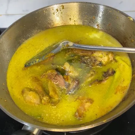 Masukkan air, masak hingga ayam empuk