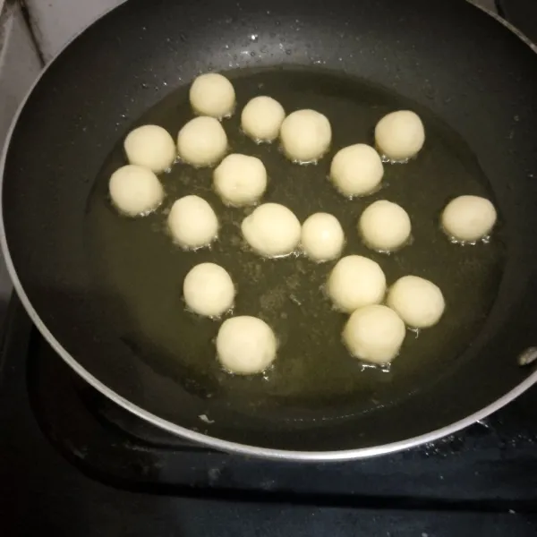 Goreng hingga matang kecoklatan lalu angkat dan tiriskan. Taburi dengan parsley lalu sajikan.