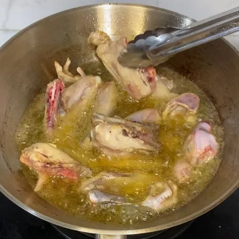 Goreng ayam hingga kecoklatan, sisihkan