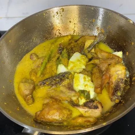 Masukkan santan, lalu koreksi rasa