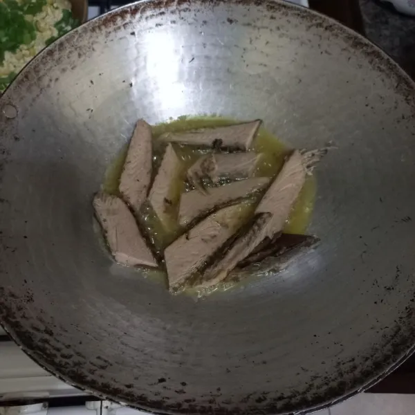 Goreng pindang tongkol hingga berubah warna, tiriskan