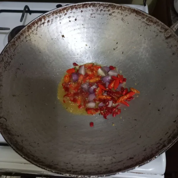 Tumis irisan bawang merah, cabe rawit dan cabe merah keriting