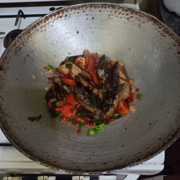 Beri kecap manis secukupnya, masak hingga bumbu menyerap