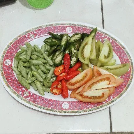 Siapkan bahan bumbu iris.