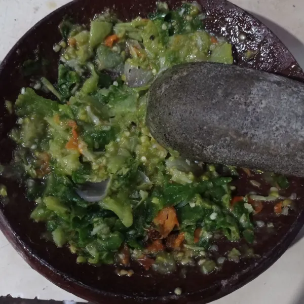 Tiriskan, lalu pindahkan kecobek ulek setengah halus