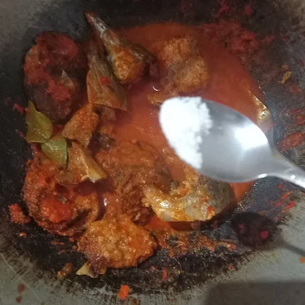 Tambahkan gula, garam serta kaldu jamur. Masak hingga air menyusut.