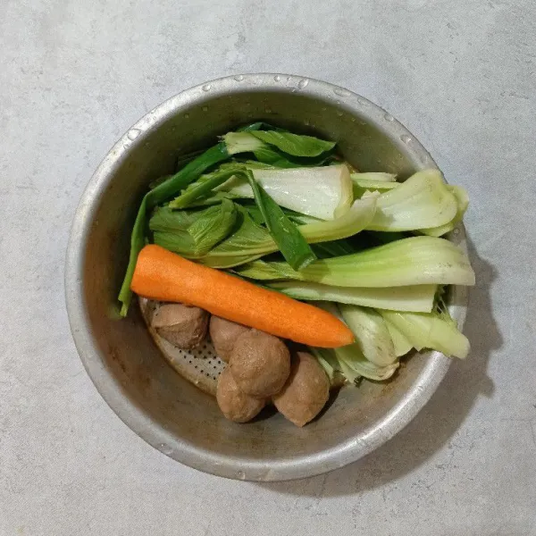 Cuci bersih semua bahan sayur, tiriskan. Sisihkan.