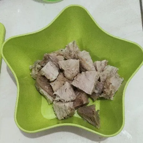 Siapkan daging rebus, potong dadu.