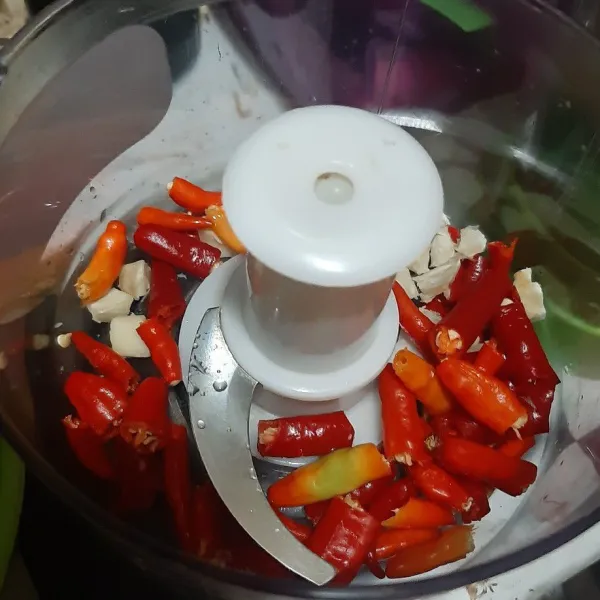 Haluskan cabe keriting,cabe rawit, bawang merah, bawang putih, kemiri