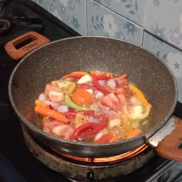 Lalu goreng bawang merah, bawang putih, cabe keriting merah, cabe rawit, dan tomat sampai matang