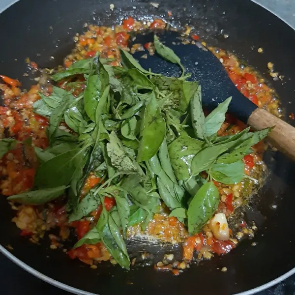 jika sudah rasanya pas tambahkan kemangi