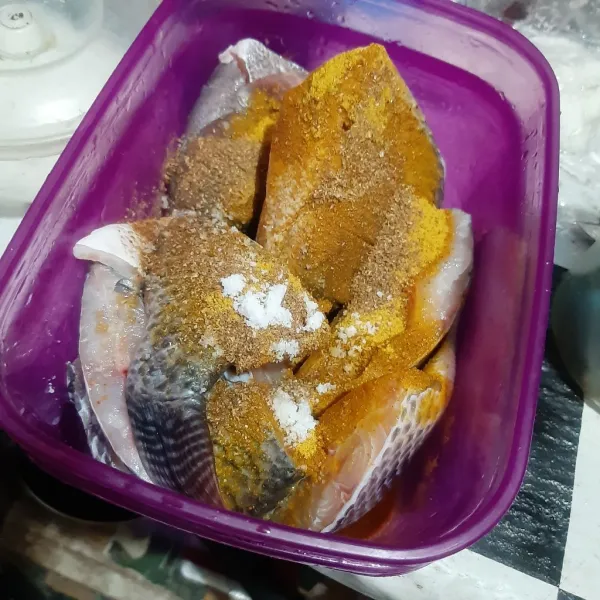Bersihkan nila lalu marinasi dengan ketumbar, bumbu ikan, air dan garam selama minimal 15 menit
