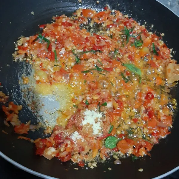 Masukan daun pandan,daun jeruk,aduk sebentar. Lalu beri kaldu bubuk ,gula ,garam, lada bubuk