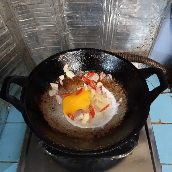 Tambahkan telur, aduk orak arik.